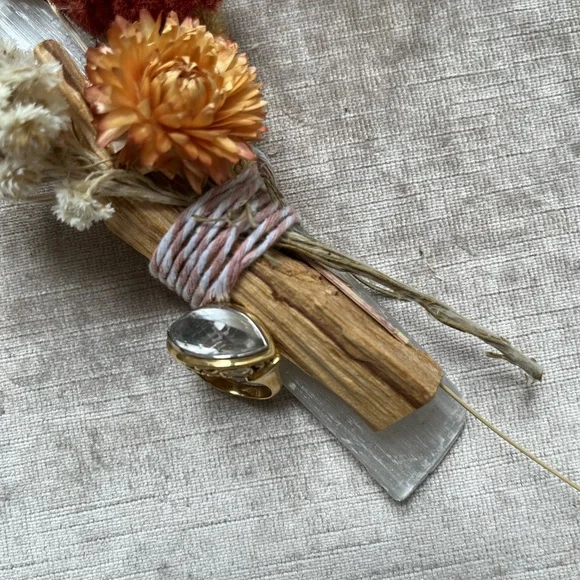 Auth John Hardy Solid Yellow And White Gold 18K Batu Glacier White Topaz Ring - Picture 2 of 7